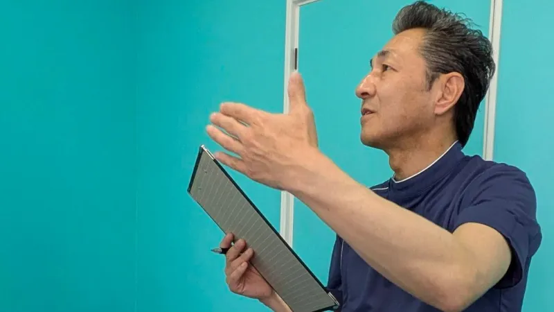 肩の痛みや身体の使い方について説明する整体院ザッツの院長