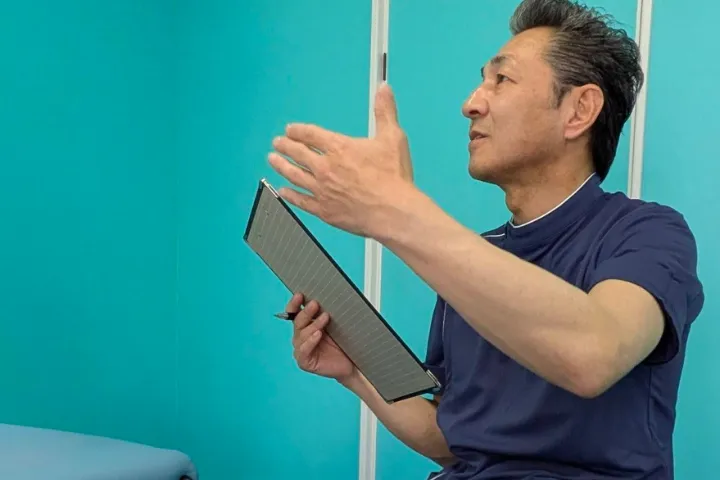 肩の痛みや身体の使い方について説明する整体院ザッツの院長
